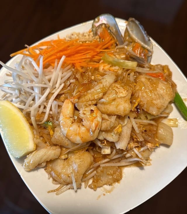 Pad Thai Seafood.